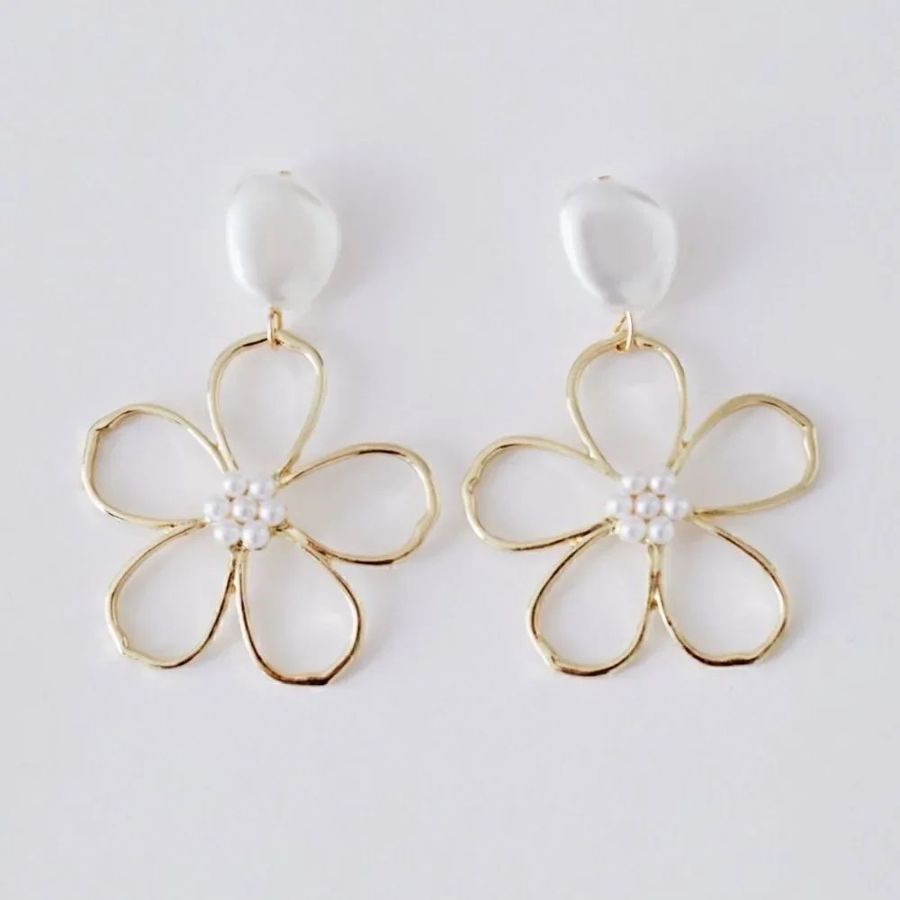 Flower pearl drop earrings M190